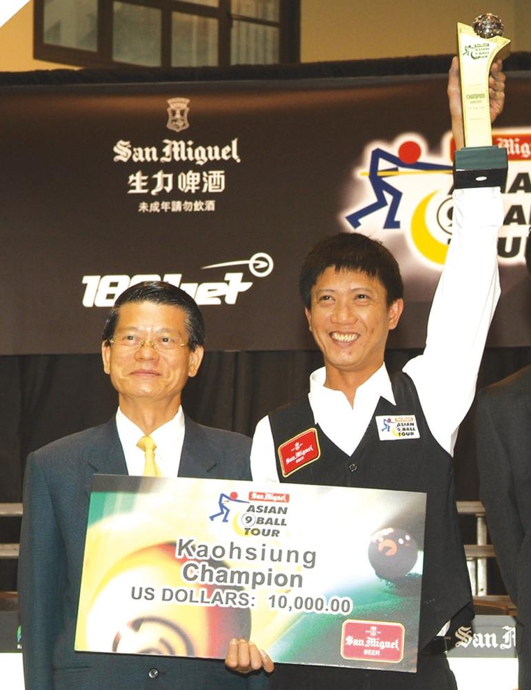 Deputy Mayor of Kaohsiung City, Mr. Ginn-Chun Tang, congratulated the Philippino player, Mr. Rodolf Luat for winning the title of Kaohsiung leg of the Asian 9-Ball Tournament this year. 