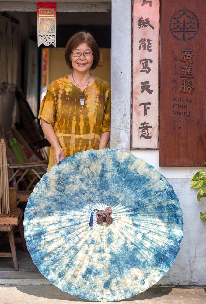 紙傘藝師吳劍瑛。（攝影／連偉志）