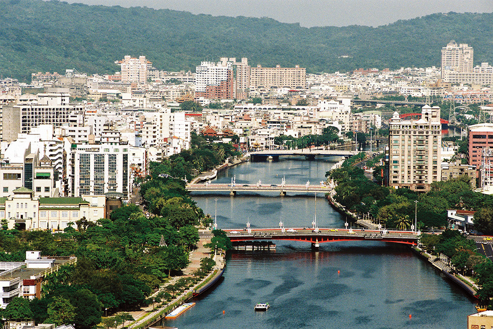 The Love River enriched the citizens\' lives while reflecting the urban scene