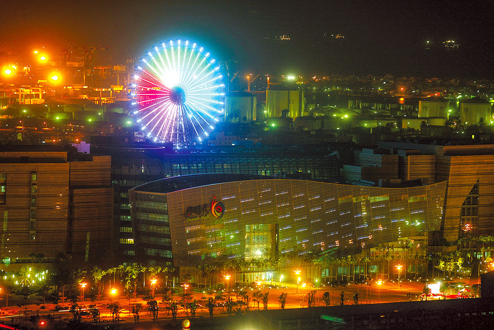 Kaohsiung residents will soon be able to enjoy a ride on a ferry wheel which will be known as \"The Eye of Kaohsiung,\" taking it scenes of the port and the surrounding area. (Courtesy of Yi-Ting Cai)