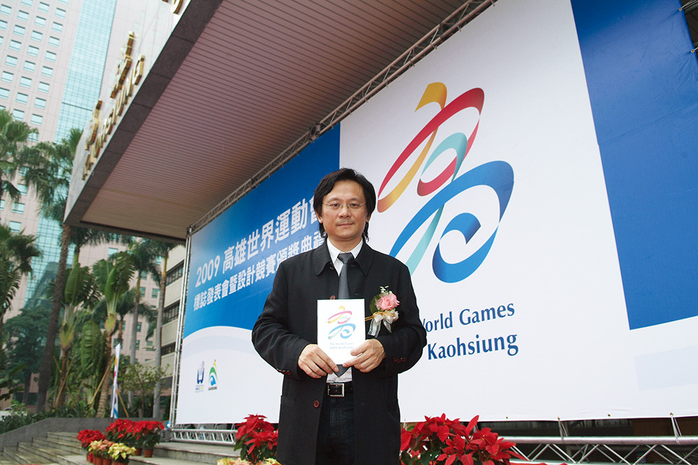 Winner Horng-Jer Lin uses calligraphy in the Chinese character \"Gao\"(as in Kaohsiung) to express the city\'s harmony, friendship, energy and happiness.