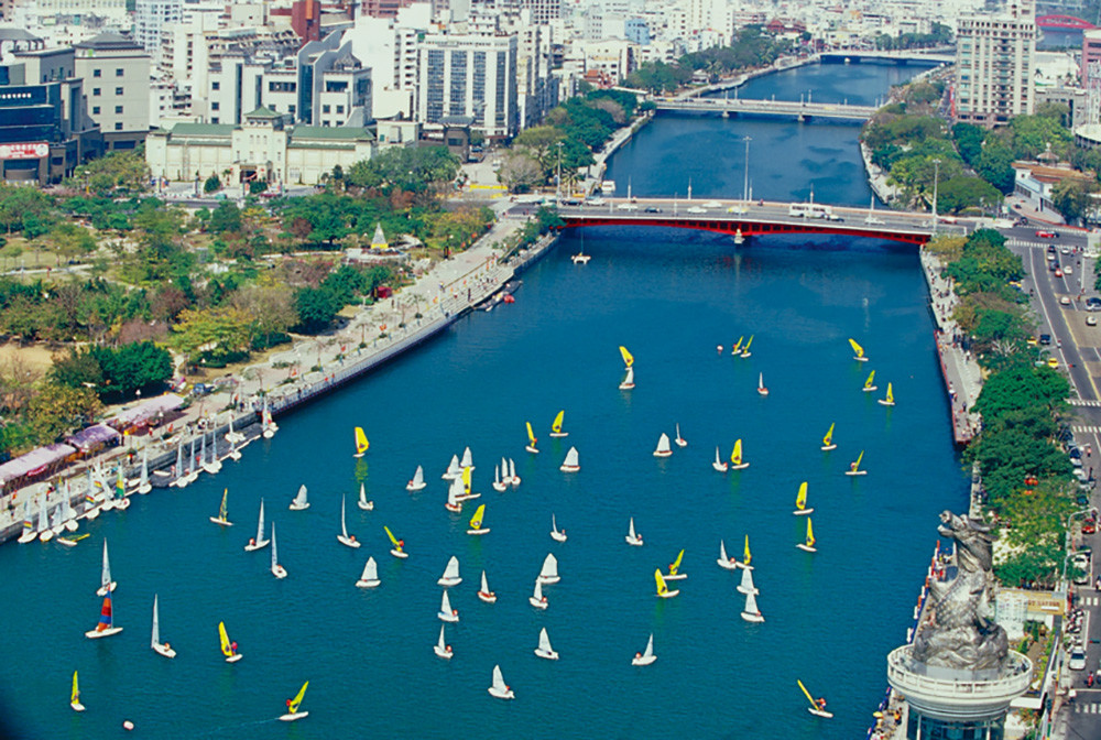 Being able to sail on the Love River has illustrated the high quality of life that people may enjoy in Kaohsiung. (Courtesy of the Urban Development Bureau)