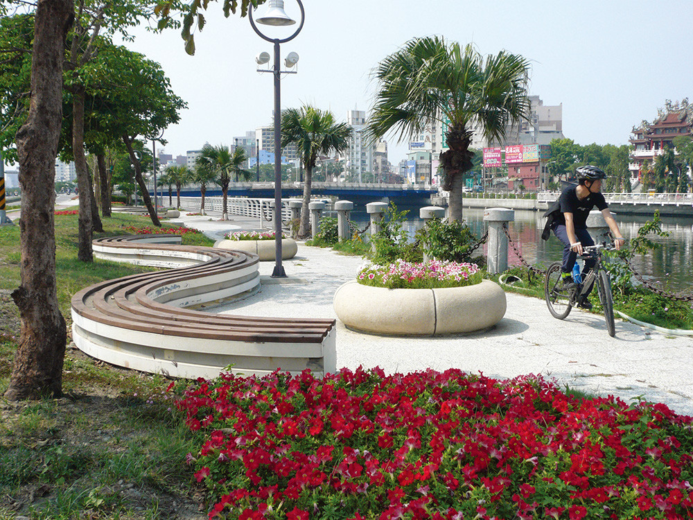 People enjoy gathering between the Wufu Bridge and Jhongjheng Bridge as it is also the most beautiful section of Love River Bike Path.