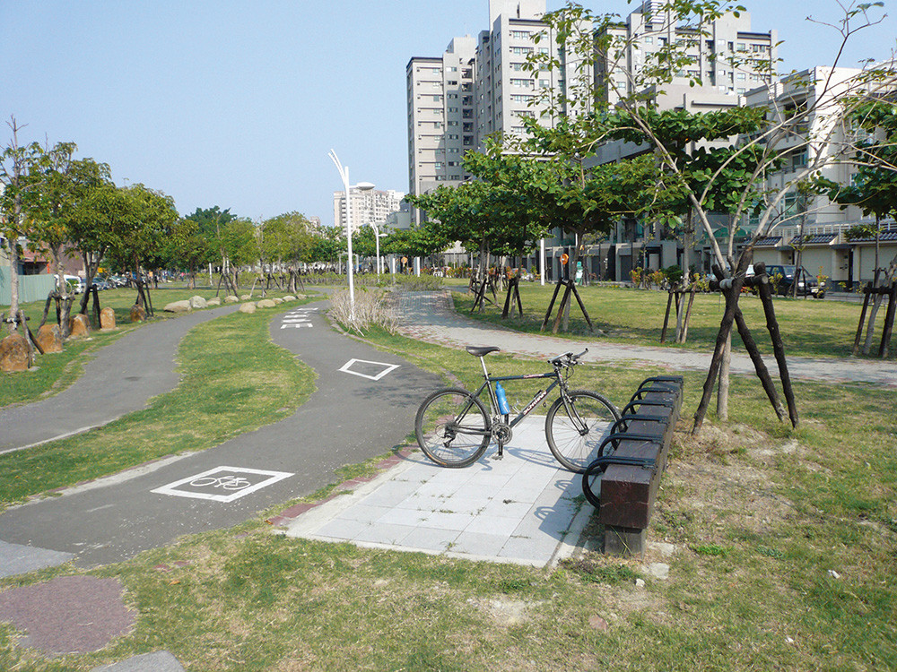 「SMILE綠園」是封閉性的綠帶，騎自行車在其中活動舒適又安全。