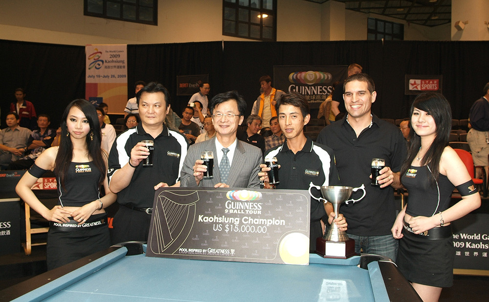 Deputy Mayor of Kaohsiung, Tai-San Chiu congratulated Ching-Shun Yang for winning the Kaohsiung leg of the Asian 9-ball tour and the purse of US$15,000. 