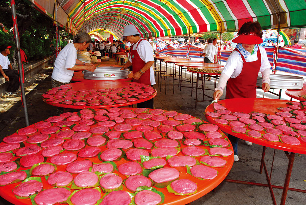 Zuoying residents shared delicious traditional food- glutinous rice filled with red beans, with visitors as a way to show their warm welcome.