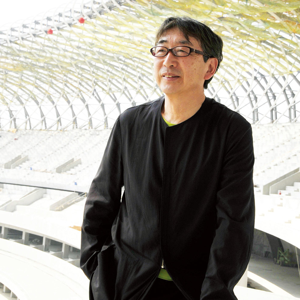 Toyo Ito said that the concept of the stadium can be best described as a crimpy wave. Its river-assembled smooth flow leaves everyone with great room for imagination.
