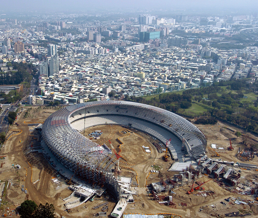 2009世運主場館預計於2009年1月完成，更是世界首座具有一百萬瓦太陽能發電容量的運動場(照片提供：高雄市政府新聞處、工務局)