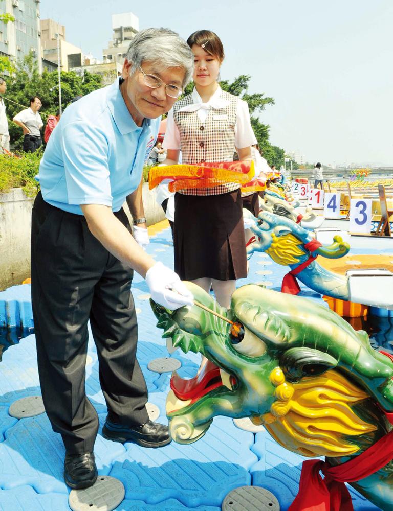 Deputy Mayor Lin led the eye-dotting representatives to \"open\" the eyes of 22 dragon boats by painting the eyes in order to bring the dragon to life.