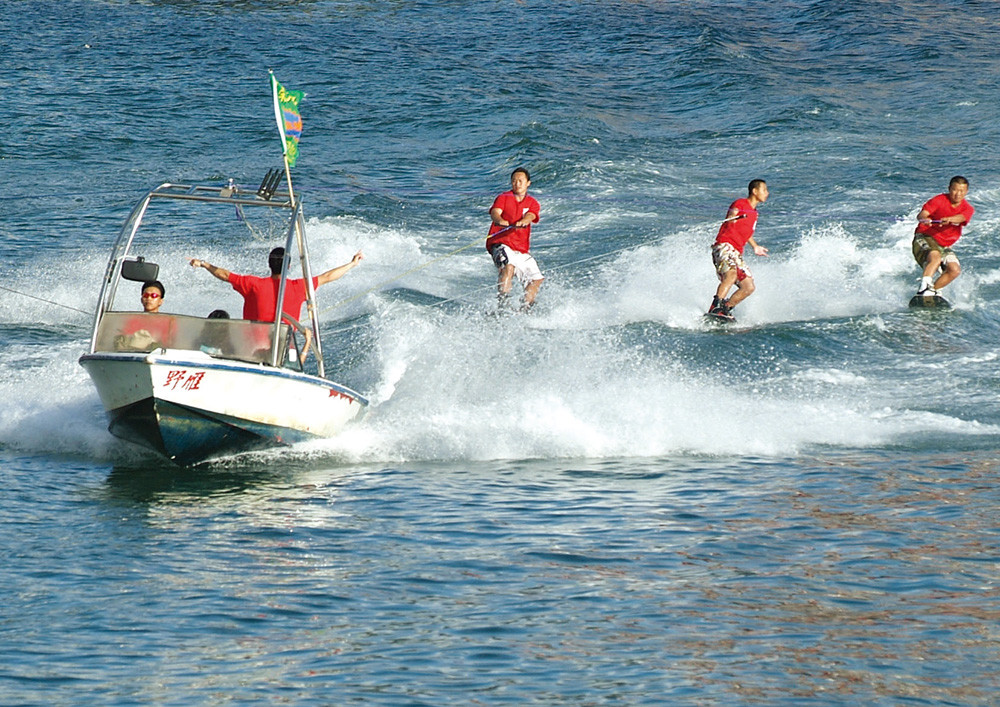 Apart from the exciting dragon boat races, there were a variety of events along Love River, such as water skiing show performanced by Chang Jung Christian University.