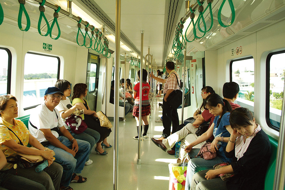 Since the completion of Kaohsiung MRT Red Line in March this year, the MRT along with shuttle buses provides a convenient transportation network, which has successfully encouraged commuters to take advantage of it.