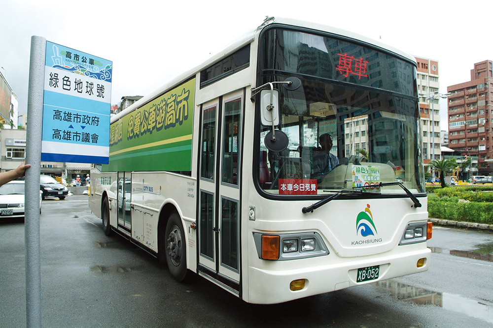 Kaohsiung City Government has proposed riding city buses free on Thursdays from June 12th to September 14th, including tourist buses on weekends.