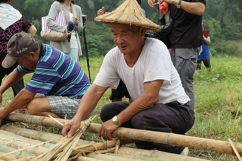 崇德社區的「放竹筏」活動。（攝影／葉郁琪）