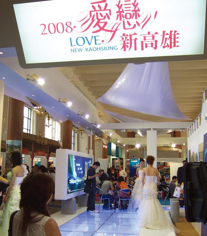 高雄市政府建設局局長劉馨正於卛團卛隊，前往中國北京參加6月19日至21日的北京國際旅遊博覽會行銷，提供高雄的旅遊資訊，藉此行銷醫療美容、婚紗等各種旅遊行程。