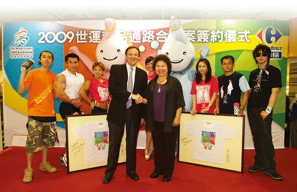 Kaohsiung Mayor, Chu Chen and General Manager of PresiCarre Corp. in Taiwan Region, Loic Dubois, announced that the 2009 World Games sports shirts will be available at Carrefour\'s 5 Kaohsiung branch stores during the \"2009 World Games Merchandise Channel Cooperation\" press conference on July 11th.
