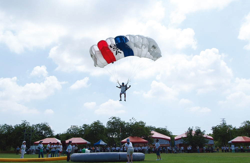 The 2oo8 International Air Sports Competition wowed spectators with participants\' amazing skydiving skills.(Photo by Chung-Hui Pao)