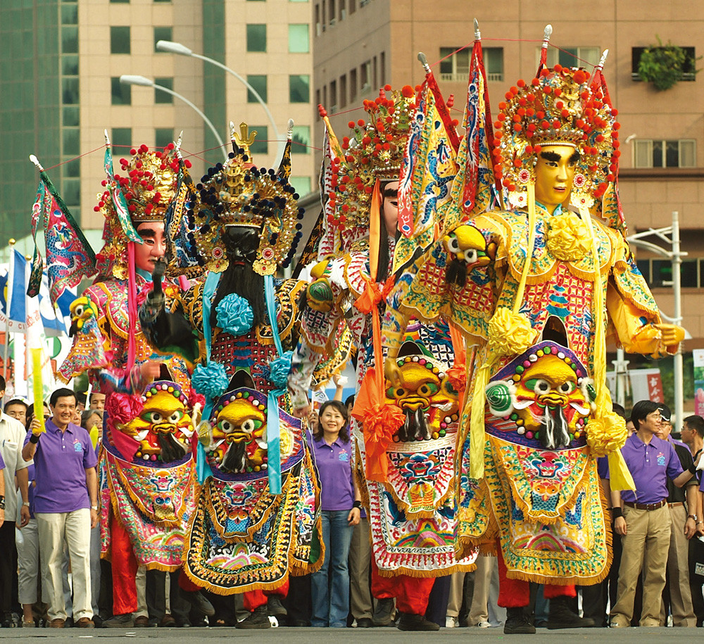 世運大遊行以藝術踩街型態呈現熱鬧氛圍，遊行隊伍受到民眾熱情的掌聲，為2009 高雄世運加油！