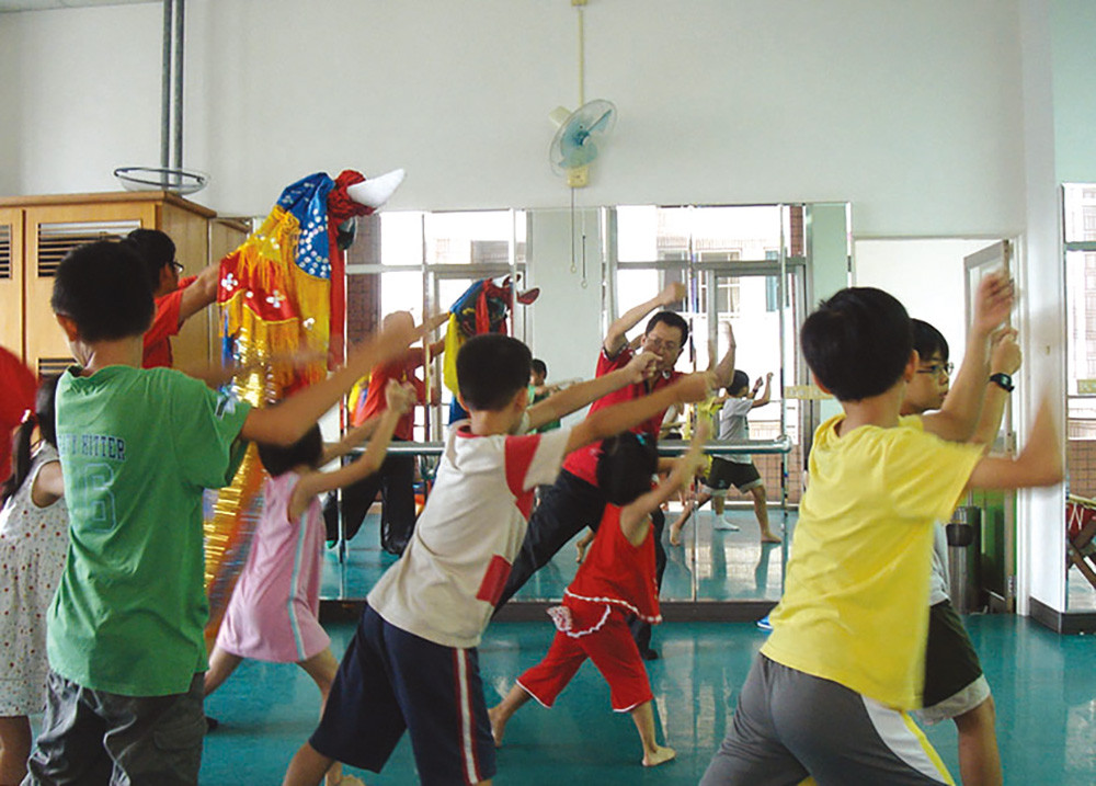 One particularly special addition to this year\'s \"Lion Dance Festival\" was workshops to teach the lion dance to other communities and schools in the area. Professional lion dance teachers and costume artists came from all over Taiwan to teach the routines and costume-making.