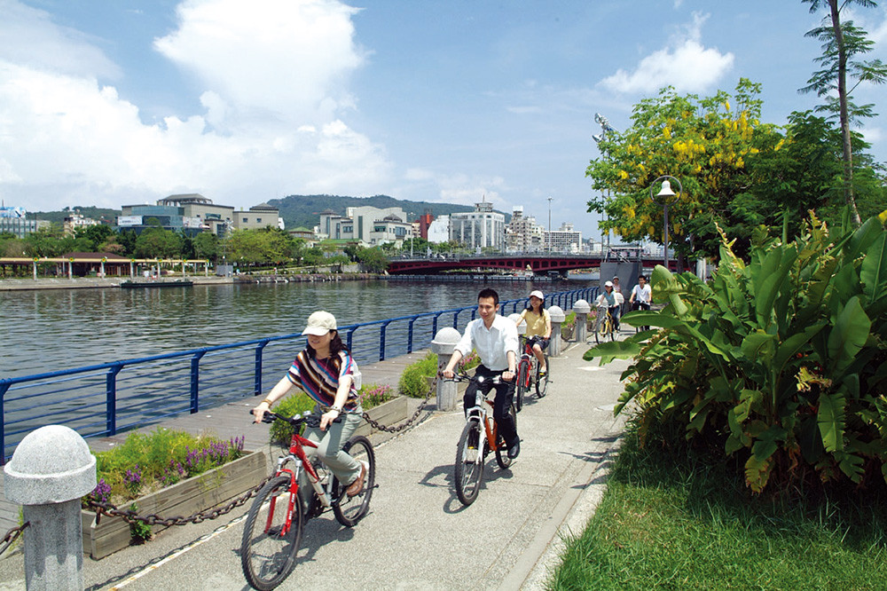 Leisurely bike along the Love River bike path