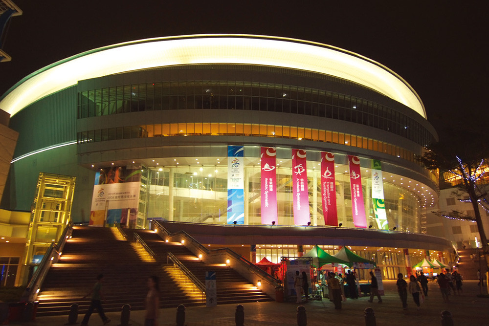 Kaohsiung Arena is capable of hosting large scale sports games, and it also serve as an ideal location for art performances. With the Kaohsiung MRT and the fast growing commercial district nearby to bring in the crowd, it has already become a new landmark in southern Taiwan.