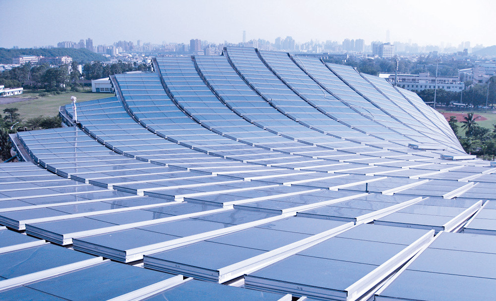 主場館的屋頂由8,844片太陽能光電板結構而成，年發電量達114萬度