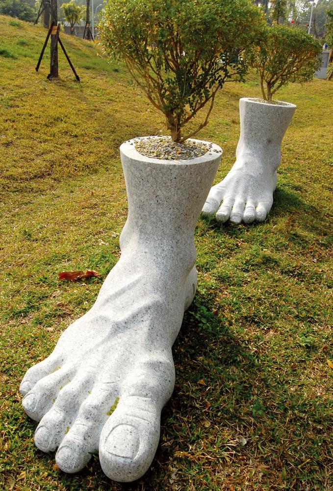 Walking Feet by Ming-Dao Fan Chiang