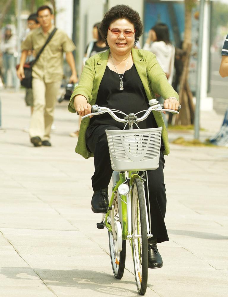 Mayor Chen tries the bike system out at Central Park Station.