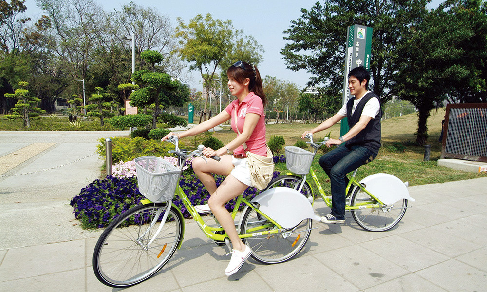 享受騎著自行車徜佯在美麗的高雄市