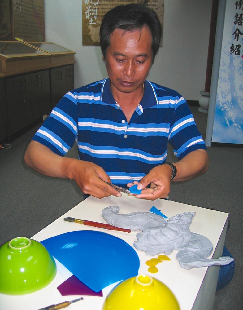 黃金生示範採用陶磁和玻璃材料的傳統手工剪黏。