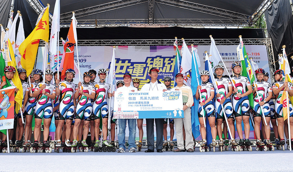 Kaohsiung\'s Deputy Mayor, Yong-Te Lee, personally delivered the invitational card to the President’s Office in order to welcome President Ma to Kaohsiung between the 16th and 26th of July for The World Games.
