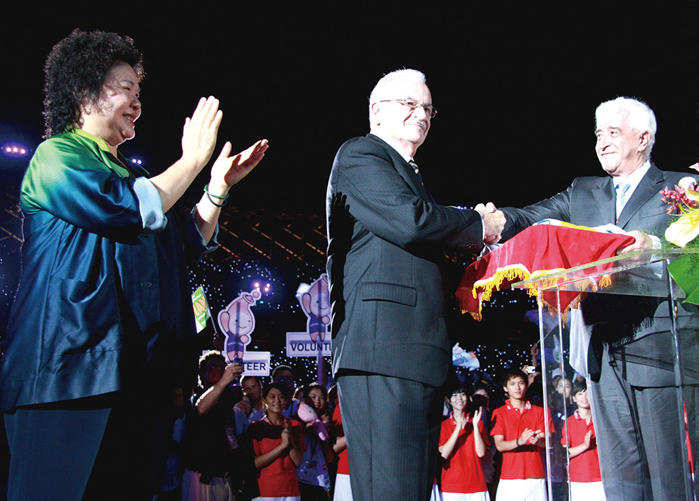 IWGA President Ron Froehlich (center) Passes the World Games Flag to Mr. Pascual Guerrero (right), representative of Cali, Colombia, which will host The World Games in 2013, as Kaohisung Mayor Chu Chen (left) Witnesses the flag handover ceremony during the closing ceremony of The World Games 2009 Kaohsiung on July 26.