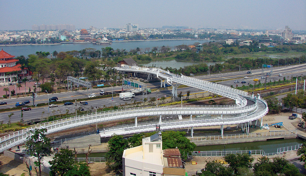 New Cycling Bridge across Chongde and Cuihua Roads in the Zuoying District