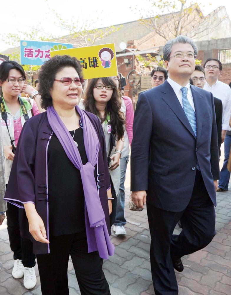 Mayor Chen Chu and Yasuda Tetsuhiko (SCET Director of Asian Operations) tour Pier-2 Art District where SCET is set to establish a software research, development and testing center.