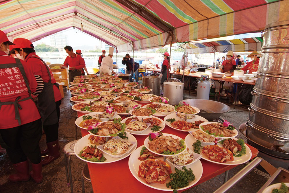 Roadside banquets, food is always cooked on location.