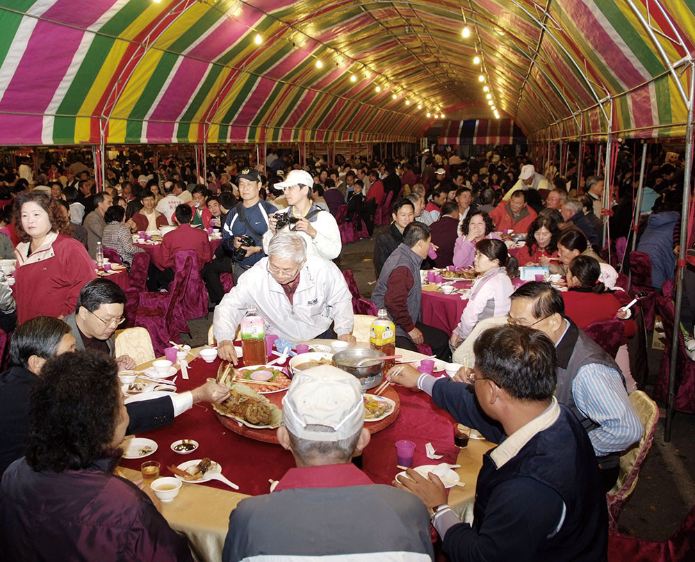 Attending a roadside wedding banquet is an experience you will never forget. 