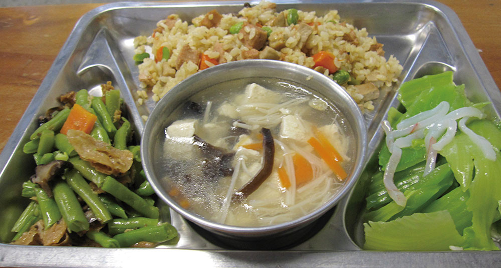Hsin-Hsing Primary School encouraging students to eat vegetarian lunches, in honor of Kaohsiung City Government\'s \"Meat Free Days\" campaign.