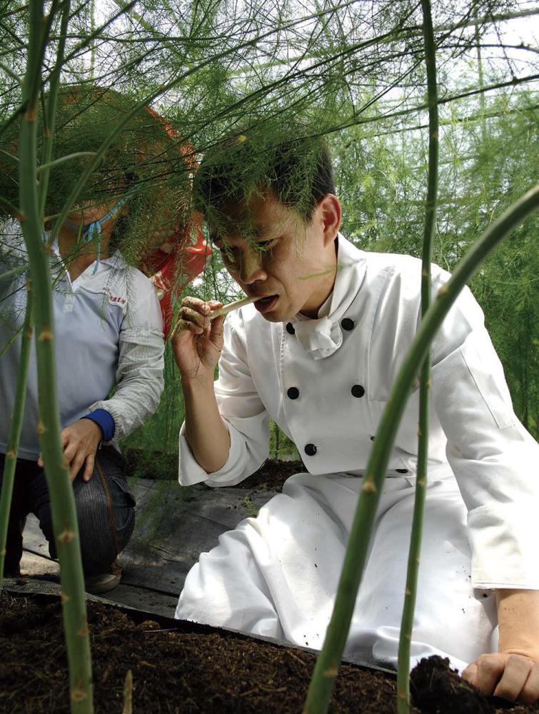 Pasadena\'s Chef Jian visits asparagus farm to gain greater appreciation for the origin of the ingredients.