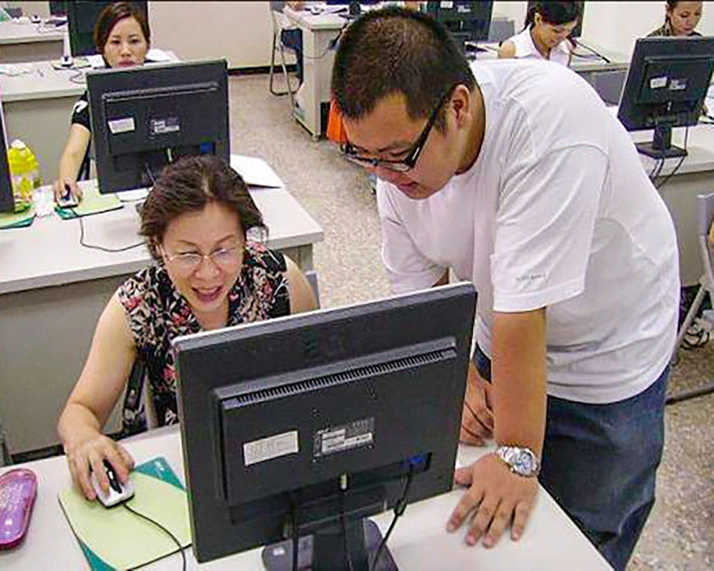 The city government sponsors a variety of classes for new immigrants.