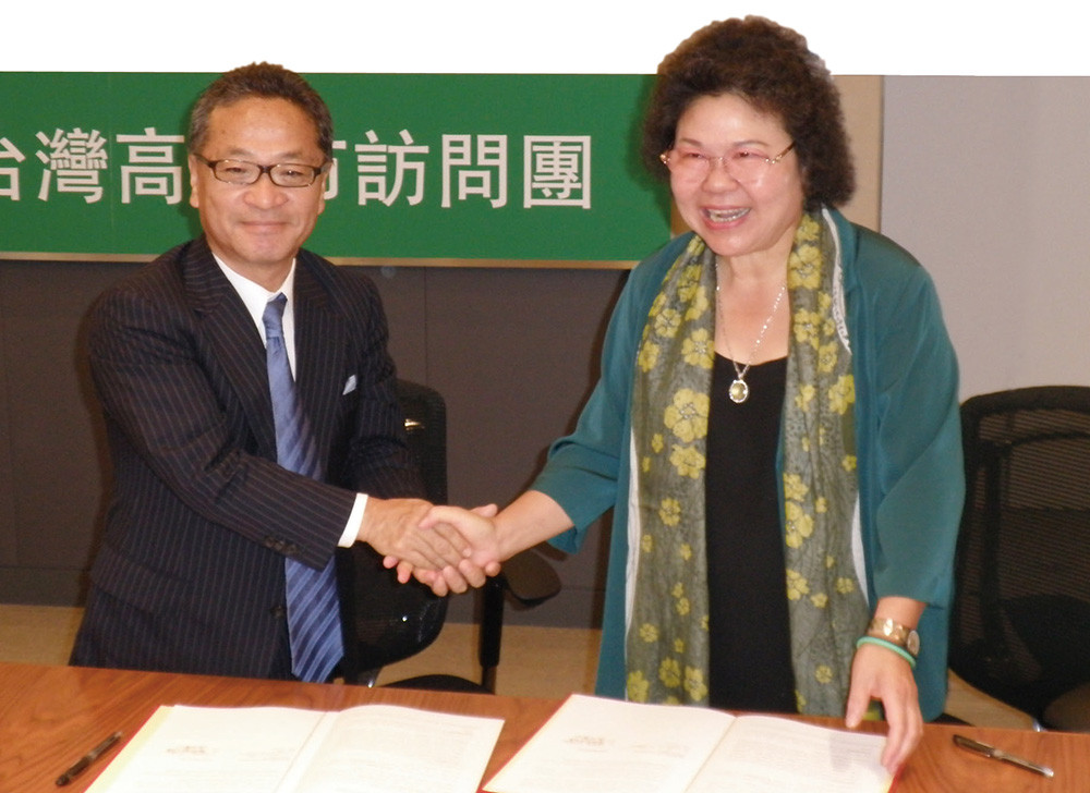 Mayor Chen signing Memorandum of Understanding with Hakuhodo Company