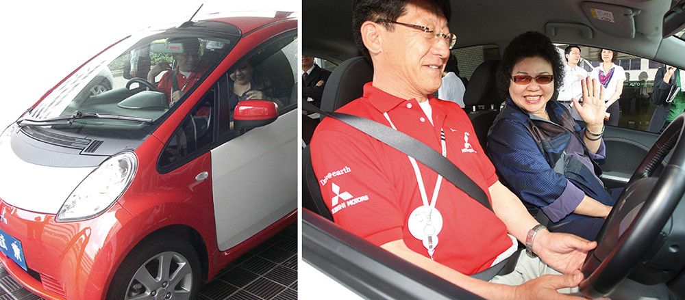三菱公司為陳市長(右)以及招商採訪團介紹電動車