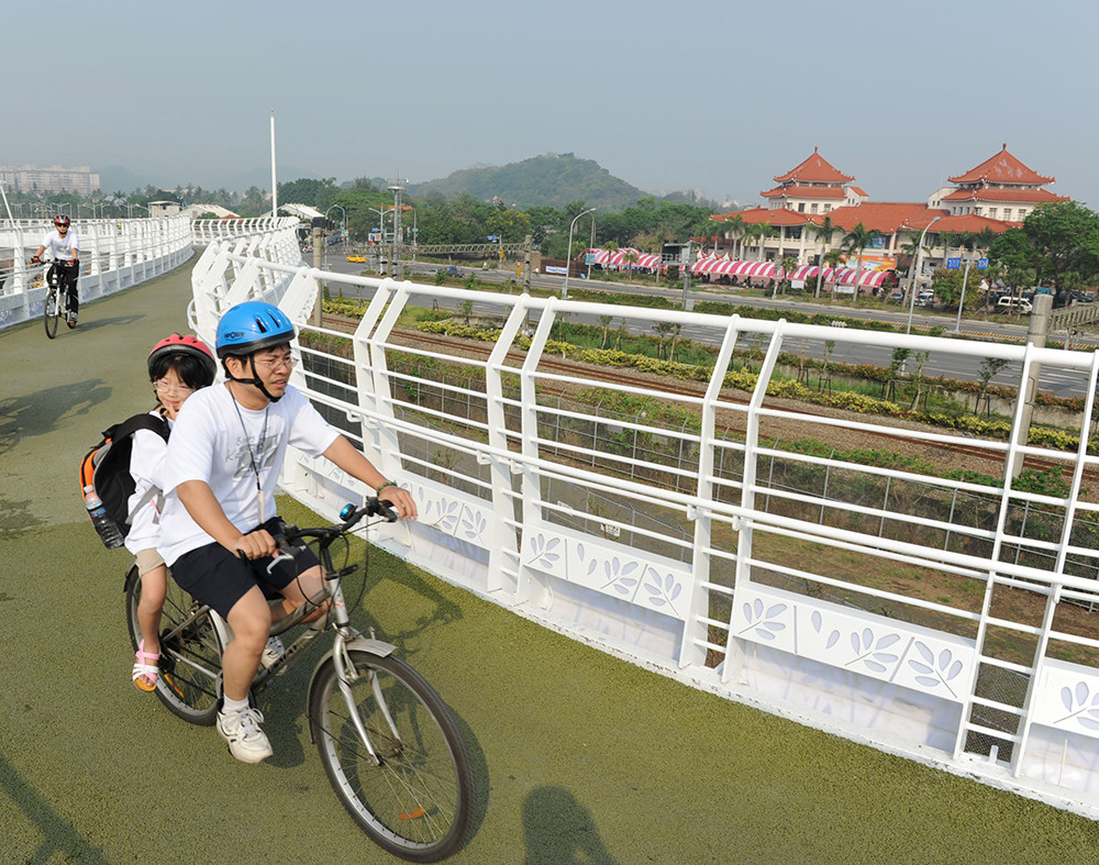 The bike path connecting Love River and Lotus Pond