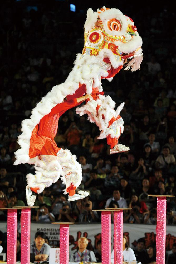 Winners Kun Seng Keng and the Dragon Dance Association from Malaysia