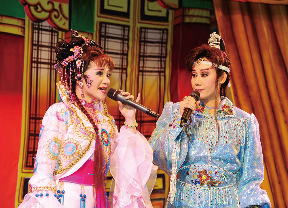 Managing Director Guo (right) usually plays Sheng