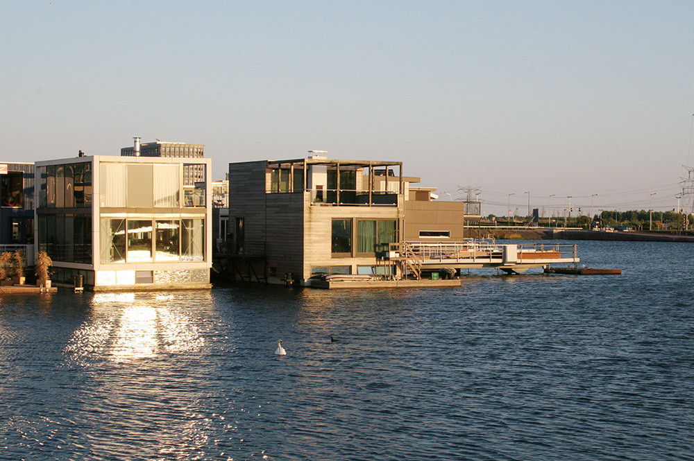 Amsterdam floating house 