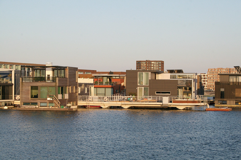 Amsterdam floating house 
