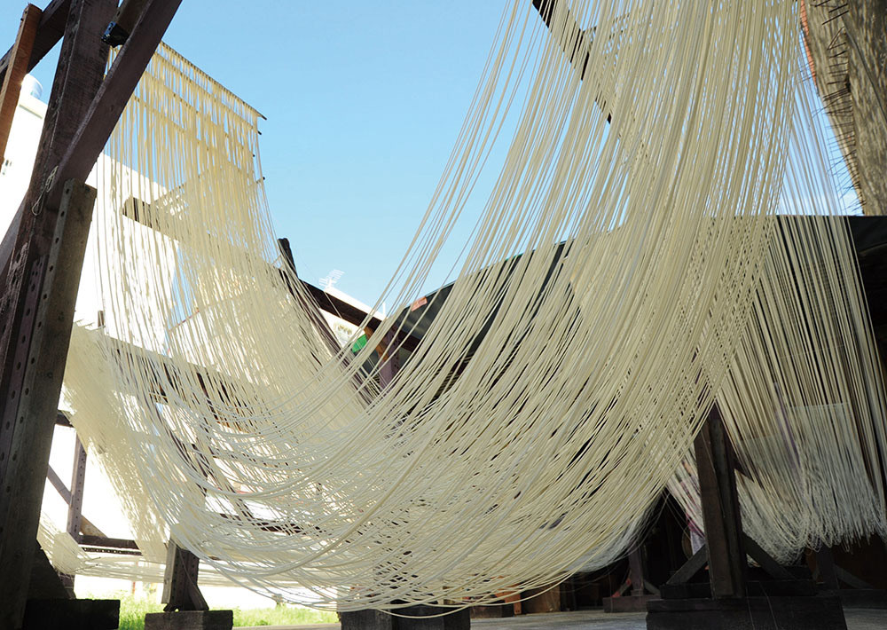 Drying the thread noodles