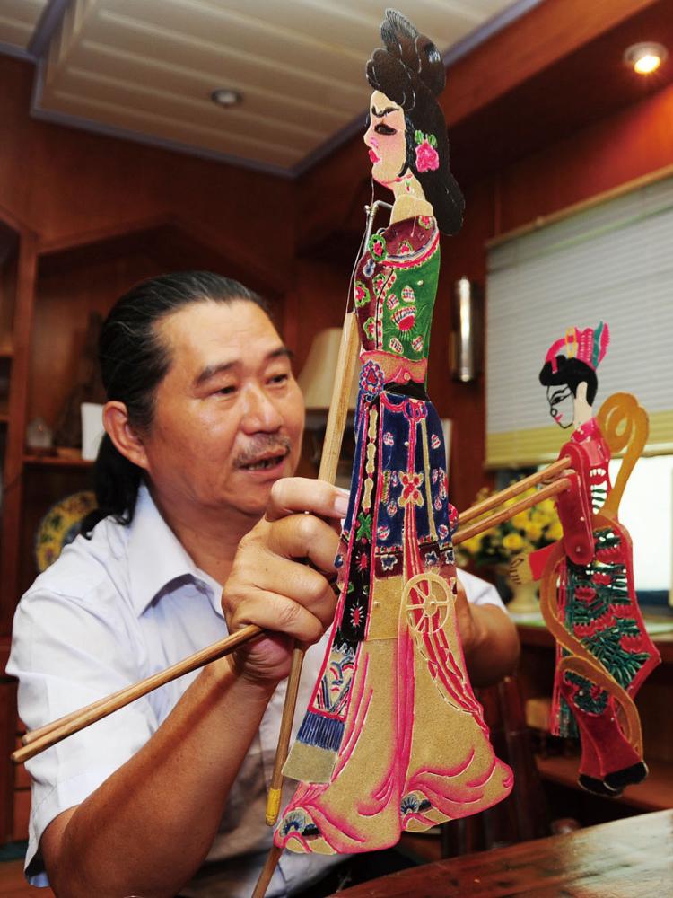 Horng Shinq Ger Silhouette Show\'s current manager, Mr. Chen revolutionized the puppets\' joints, making it easier to perform swift stunts.