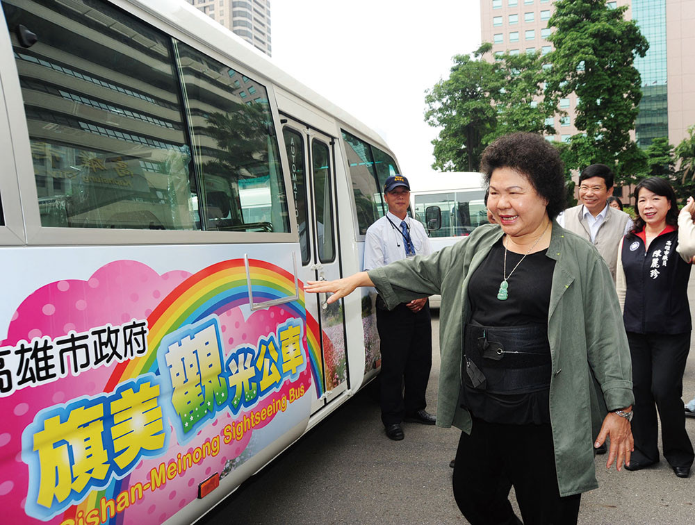 Mayor Chen Chu promoting new bus lines