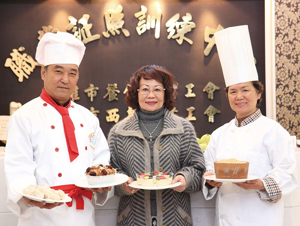 Chef Wang Sian-yi(left), Director of Kaohsiung Restaurant Workers\' Union Wu Ching-yu (center) and Chef Su Yue-lan (right)