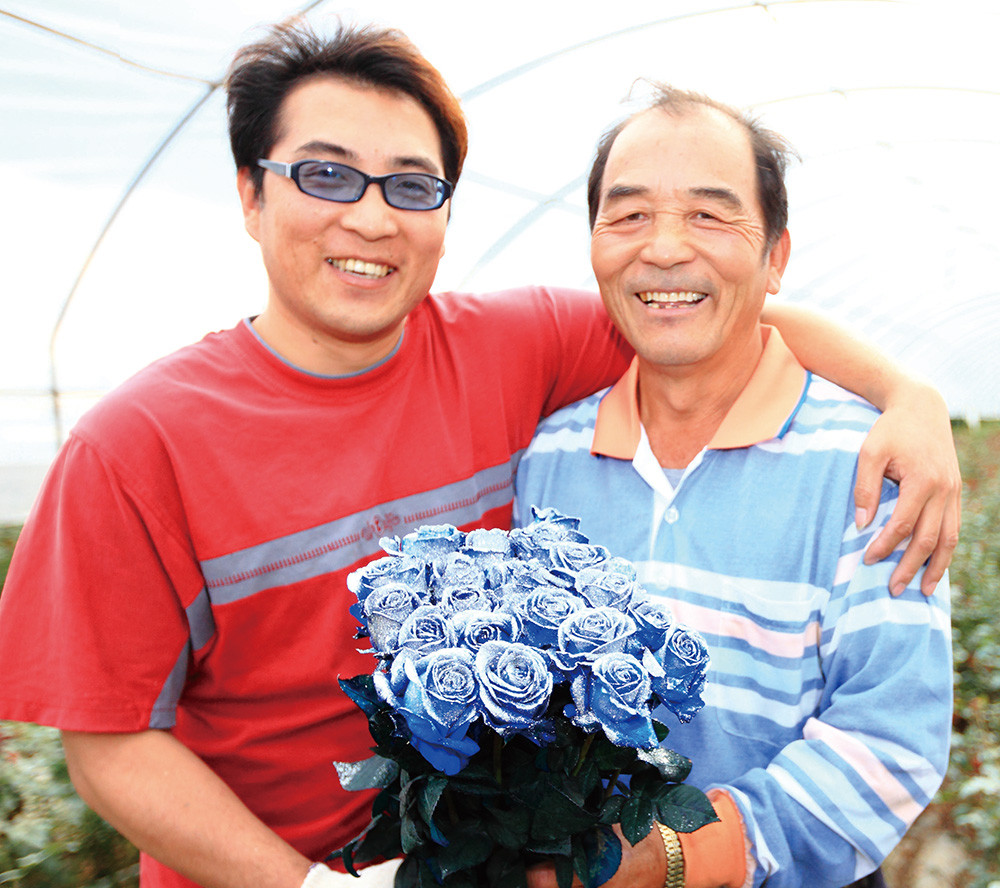 謝國賓(右)和兒子謝明祥(左)